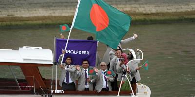 এক খেলোয়াড়-দুই কোচ!