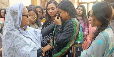 প্রধানমন্ত্রীর সঙ্গে ছাত্রলীগের নির্যাতিত নেত্রীদের সাক্ষাৎ