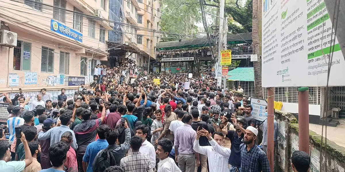 চট্টগ্রাম আদালত চত্বরে শিক্ষার্থীদের বিক্ষোভ, সমর্থন আইনজীবীদের