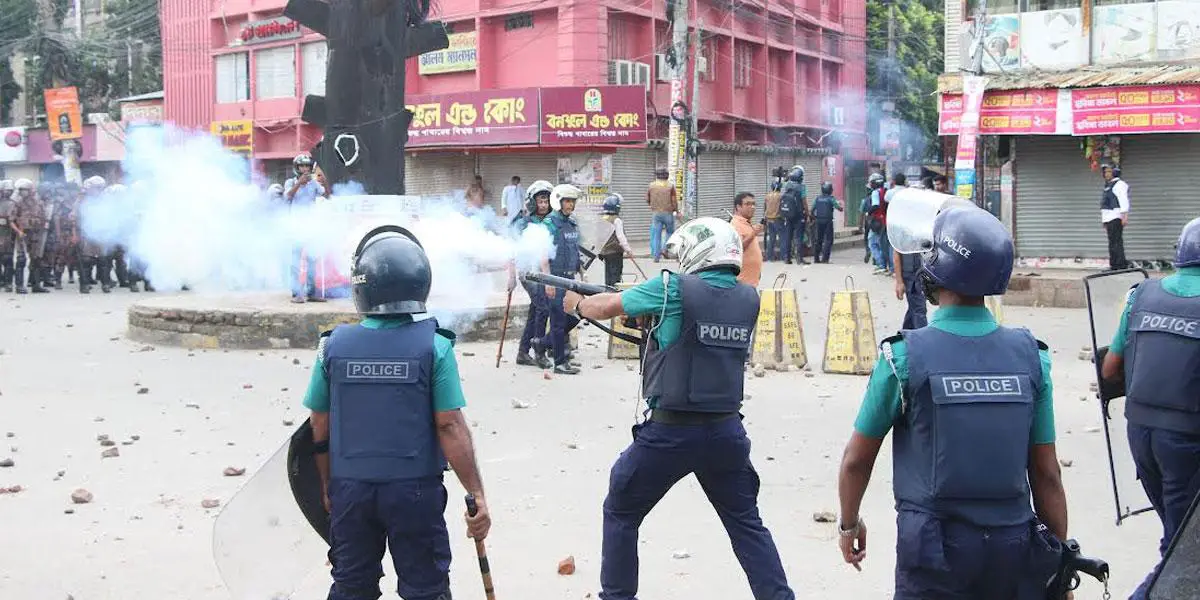 খুলনায় পুলিশ-শিক্ষার্থী সংঘর্ষ, ধাওয়া-পাল্টা ধাওয়া