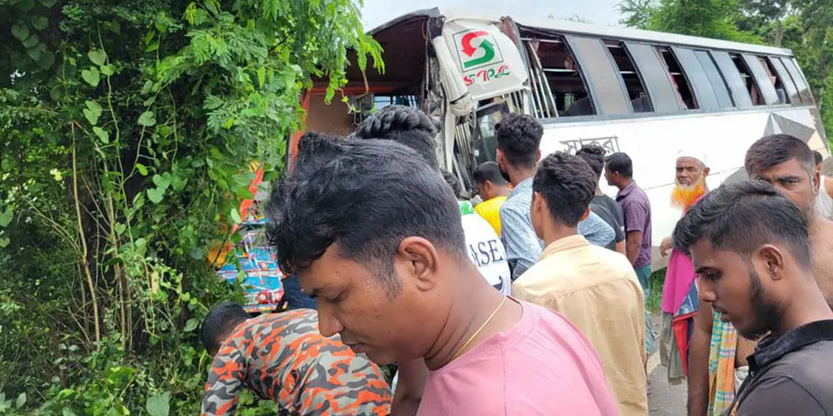 গোপালগঞ্জে বাস-ট্রাকের মাঝে চাপা পড়ে ইজিবাইক, নিহত ৪