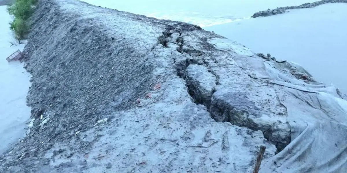 সাতক্ষীরায় বেড়িবাঁধে ফাটল, আতঙ্কে স্থানীয়রা