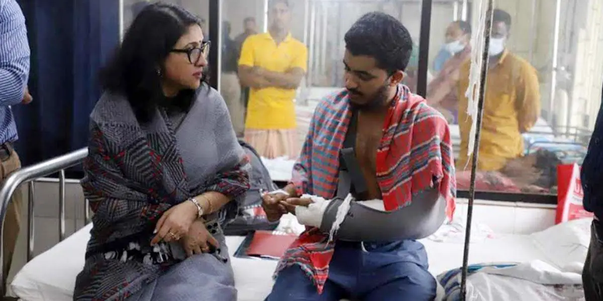 আহত শিক্ষার্থীকে দেখতে হাসপাতালে জবি উপাচার্য