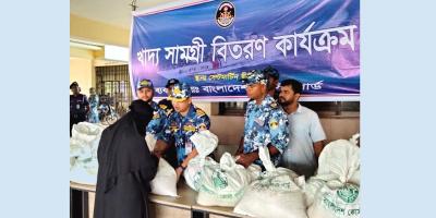 সেন্টমার্টিনে কোস্টগার্ডের খাদ্যসামগ্রী বিতরণ