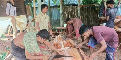 নৌকা তৈরিতে ব্যস্ত কারিগররা