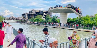 পুড়িয়ে দেওয়া নিজাম হাজারীর বিলাসবহুল বাড়ি দেখতে মানুষের ভিড়