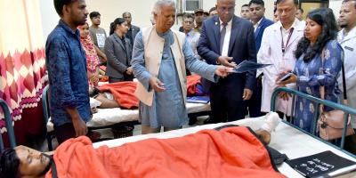 রংপুরে ছাত্র আন্দোলনে আহতদের দেখতে হাসপাতালে ড. ইউনূস