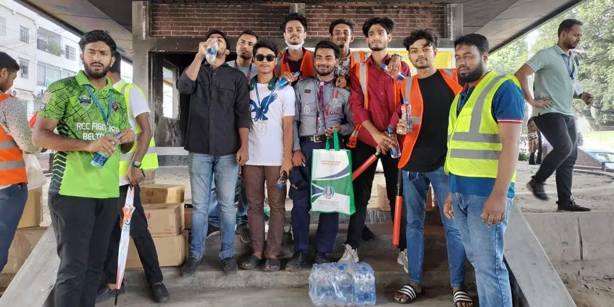 ট্রাফিক কাজে নিয়োজিতদের পানি ছাতা ও খাদ্যসামগ্রী বিতরণ করল সেনা কল্যাণ সংস্থা