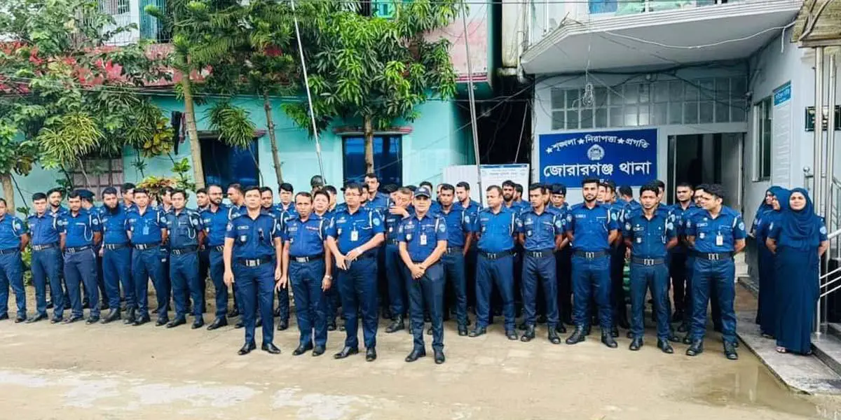 চট্টগ্রামে পুরোদমে পুলিশের কার্যক্রম শুরু, বরণ করলেন শিক্ষার্থীরা