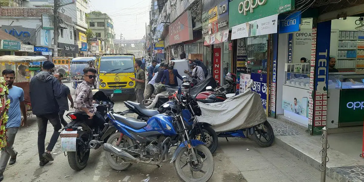 জামালপুর পৌর শহর গাড়ি-দোকানের দখলে ফুটপাত
