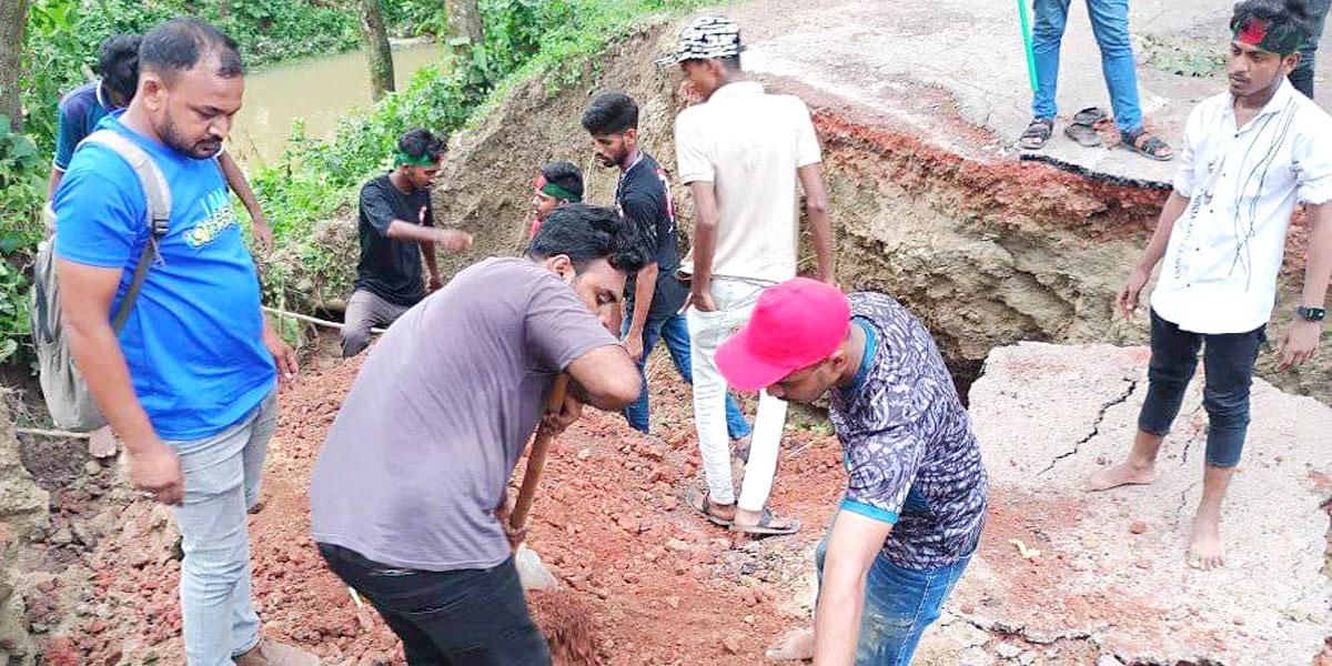 বৃষ্টির পানিতে সড়কে ধস, মেরামতে শিক্ষার্থীরা