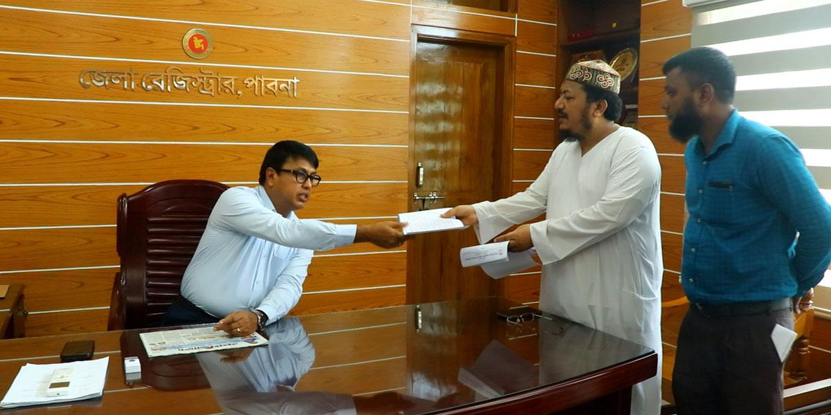 পাবনায় সাব-রেজিস্ট্রারের বিরুদ্ধে অনিয়মের অভিযোগ