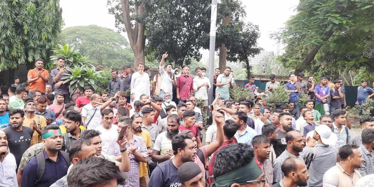 চাকরি বহালের দাবিতে অবস্থান, আইজিপিসহ অবরুদ্ধ কর্মকর্তারা