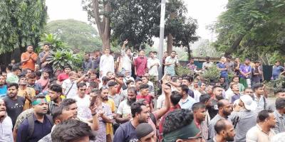 চাকরি বহালের দাবিতে অবস্থান, আইজিপিসহ অবরুদ্ধ কর্মকর্তারা