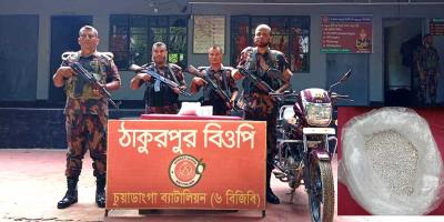 ১৬ কেজি রুপা ফেলে পাচারকারীর পলায়ন