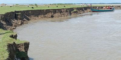 হুমকির মুখে যমুনার বন্যানিয়ন্ত্রণ বাঁধ