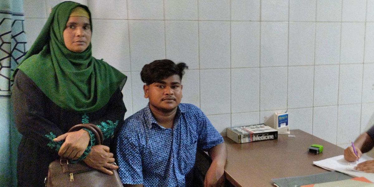 পায়ে ছররা গুলি নিয়ে কাতরাচ্ছেন শয়ন