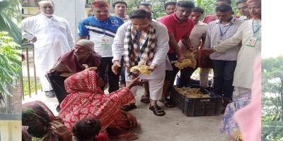 রামগতি-কমলনগর আশ্রয়ণে বন্যার্তদের খাবার বিতরণ করেন আশরাফ উদ্দিন নিজান