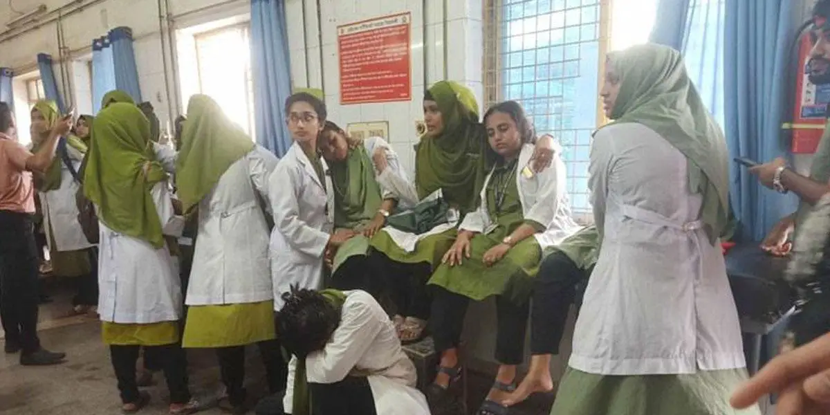 রাজশাহীতে নার্সিং শিক্ষার্থীদের ‘প্রতীকী বিষপান’ কর্মসূচিতে অসুস্থ ১৫