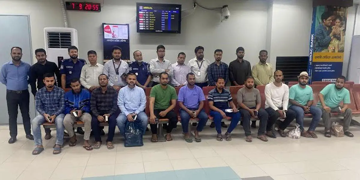 আরব আমিরাতে ক্ষমা পাওয়া ১২ বাংলাদেশি ফিরলেন চট্টগ্রামে