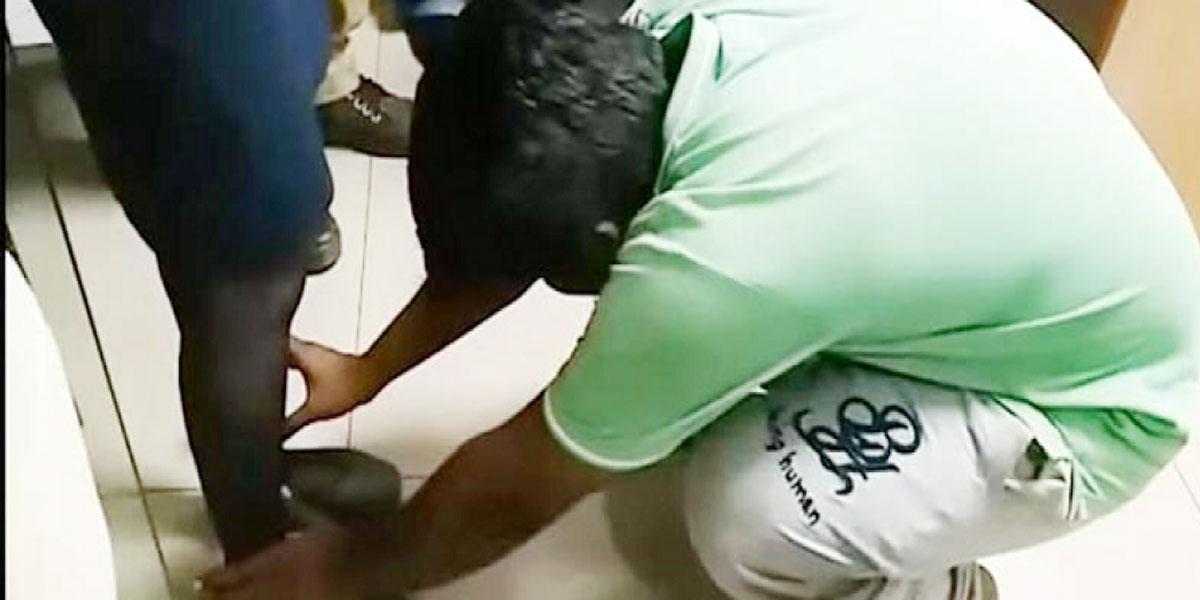 পা ধরে ক্ষমা চেয়ে প্রধান শিক্ষককে ফেরাল শিক্ষার্থীরা
