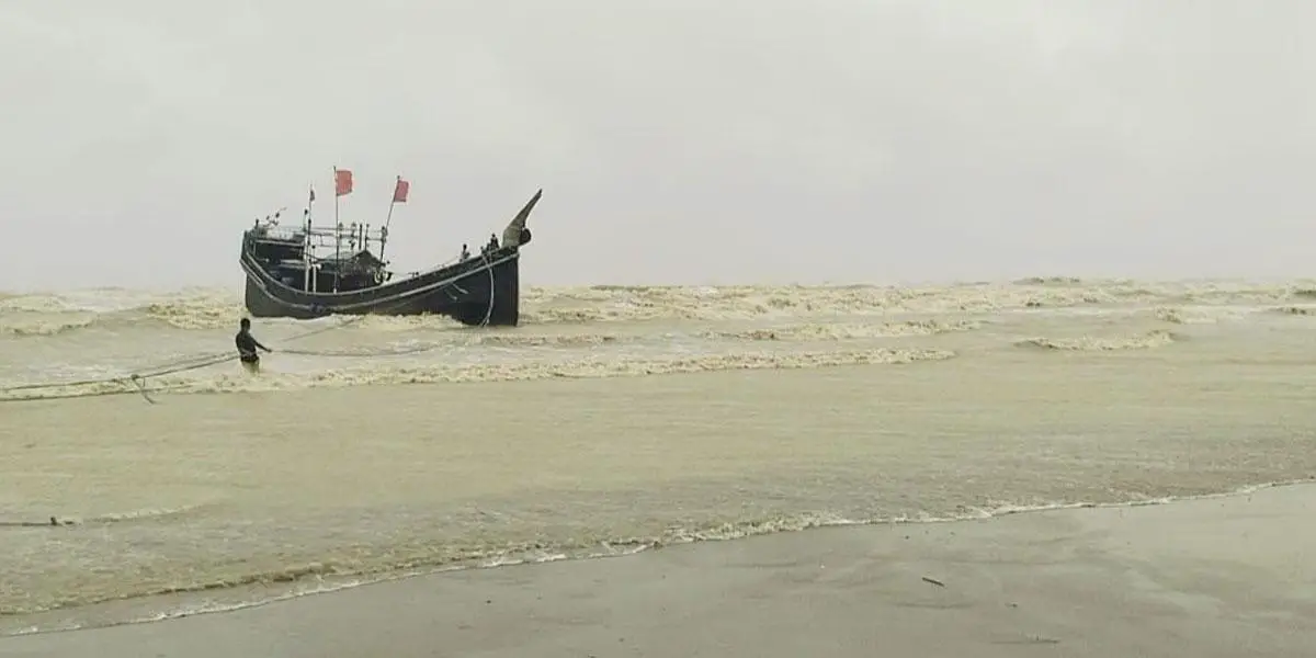 বঙ্গোপসাগরে ট্রলারডুবিতে দুইজনের মৃত্যু, নিখোঁজ ৩ শতাধিক জেলে