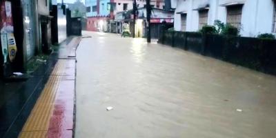 বৃষ্টিতে ডুবছে কক্সবাজার, তিন শতাধিক গ্রাম প্লাবিত
