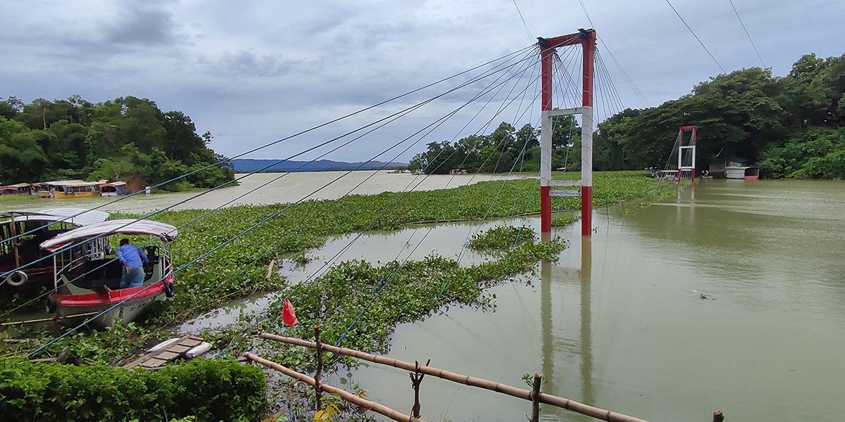 ঝুলন্ত সেতু ডুবে থাকায় হতাশ পর্যটকরা