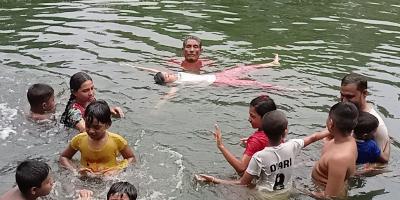 বিনামূল্যে সাঁতার শেখান ফরিদুল