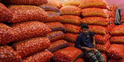 খাতুনগঞ্জে কমছে পেঁয়াজের দাম