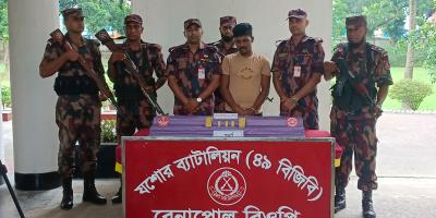 বেনাপোলে ২ কেজি ৩০০ গ্রাম স্বর্ণসহ পাচারকারী আটক