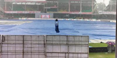 আলোক স্বল্পতায় বন্ধ খেলা
