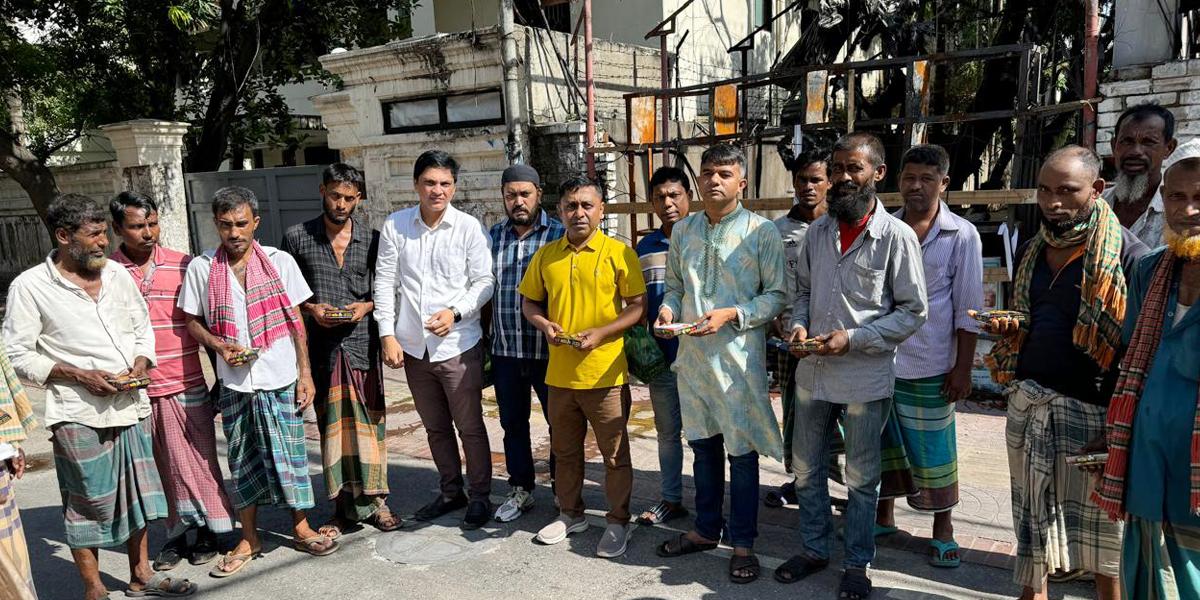 শেখ হাসিনার জন্মদিনে দুস্থদের খাবার বিতরণ সাবেক ছাত্রলীগ নেতাদের