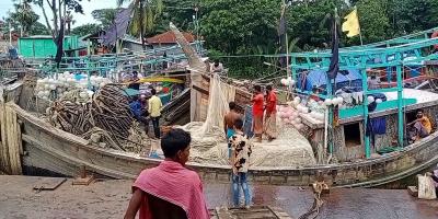 শূন্য হাতে বারবার ঘাটে ফিরছেন জেলেরা