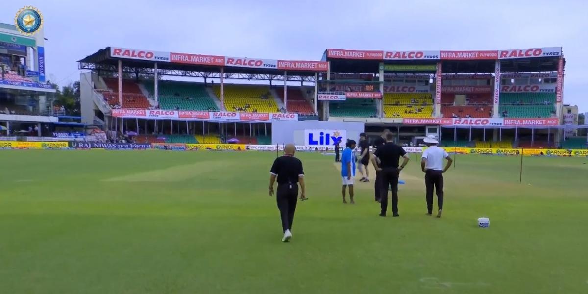 বৃষ্টি নেই, মাঠ শুকানোর কাজ চলছে কানপুরে