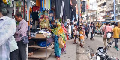 ব্যবসায়ীদের দখলে ফুটপাত ভোগান্তিতে পথচারীরা