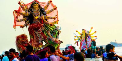 উৎসবমুখর পরিবেশে পতেঙ্গায় প্রতিমা বিসর্জন