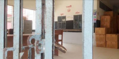 ভুঞাপুর স্বাস্থ্য কমপ্লেক্সে তালা, ফিরে যাচ্ছেন রোগীরা