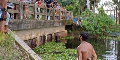 খালের পানিপ্রবাহ বন্ধ করে