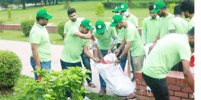 জিয়াউর রহমানের মাজার প্রাঙ্গণ পরিষ্কার করল ছাত্রদল