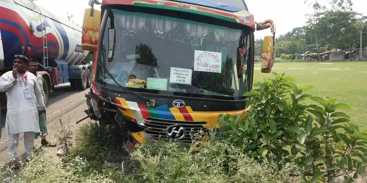 সড়কে দীর্ঘ হচ্ছে মৃত্যুর মিছিল