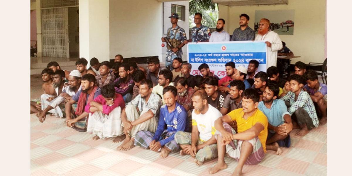 নিষেধাজ্ঞায় ইলিশ শিকার: চাঁদপুরে ৩১ জেলের কারাদণ্ড