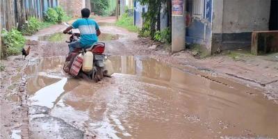 সংস্কারের অভাবে সড়কে দুর্ভোগ