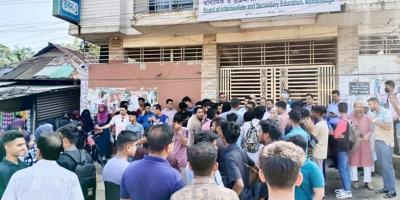 ময়মনসিংহ শিক্ষা বোর্ডে ৩ ঘণ্টা অবরুদ্ধ কর্মকর্তারা