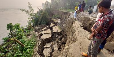 পদ্মা নদীতে কমছে পানি বাড়ছে ভাঙন