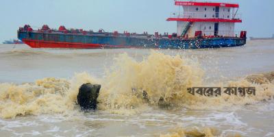 ভারতের উপকূলে আঘাত হানল ঘূর্ণিঝড় দানা