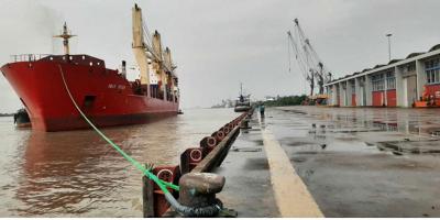 ঘূর্ণিঝড় দানার প্রভাব নেই মোংলা বন্দরে, পণ্য ওঠানামা স্বাভাবিক