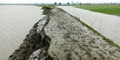 খুলনার বেড়িবাঁধ ভাঙ্গার শঙ্কায় উপকূলবাসী