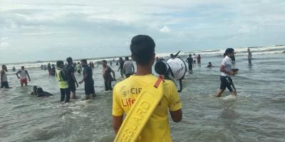 সৈকতে প্রাণ যাচ্ছে অতি-উৎসাহী পর্যটকদের