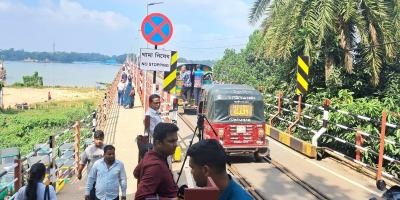 কালুরঘাট রেলসেতু দিয়ে যান চলাচল শুরু